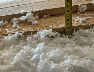 Zateplení stropu rodinného domu pomocí foukané izolace